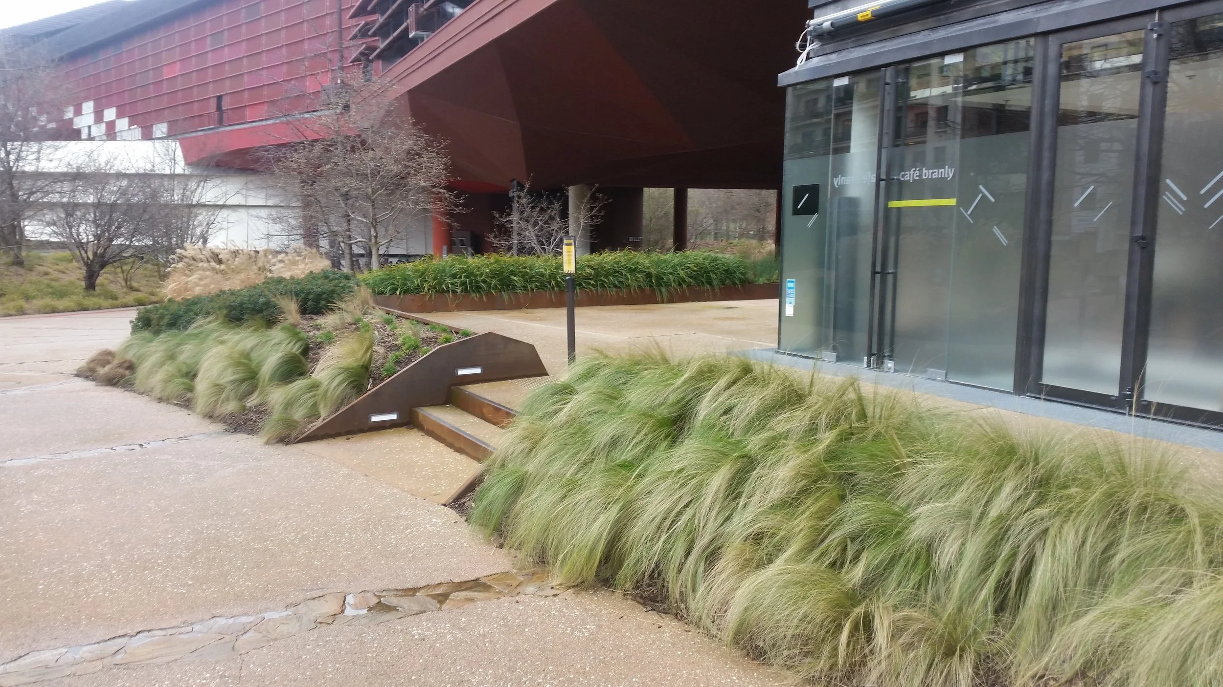 découvrez le musée du quai branly à paris, un lieu unique consacré aux arts et civilisations d’afrique, d’asie, d’océanie et des amériques. explorez ses expositions fascinantes et son architecture contemporaine au cœur de la capitale.