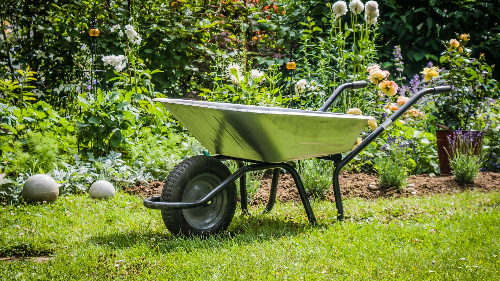 découvrez les différents usages de la brouette et ses nombreux avantages pour faciliter vos travaux de jardinage et de construction.